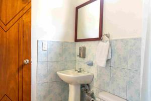 y baño con lavabo y espejo. en Mi caleta en Galápagos, en Puerto Ayora