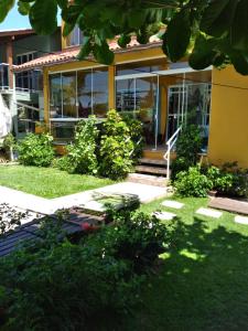 una casa con un jardín delante de ella en Sossego da ilha 02, en Florianópolis