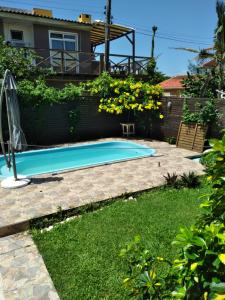 una piscina en el patio trasero de una casa en Sossego da ilha 02, en Florianópolis