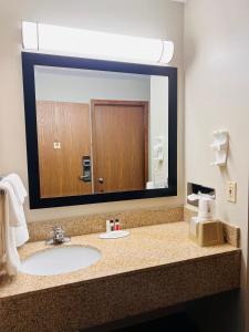 Ett badrum på Super 8 by Wyndham Humboldt
