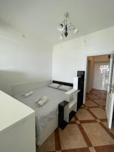 um quarto com uma cama com dois sapatos em Apartments Luna Azura em Ohrid