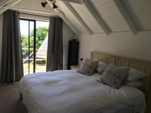 圣弗朗西斯湾47 on the Run的卧室里有一张白色的床，配有枕头和一扇窗户