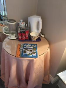 uma mesa com uma toalha de mesa em cima em Summer Cottage in Kinsale em Kinsale