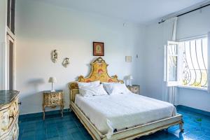 een slaapkamer met een kingsize bed en een raam bij Villa Giacona Venuti in Terrasini