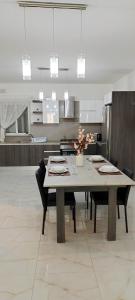 Η κουζίνα ή μικρή κουζίνα στο Large and modern apartment in the centre of Malta