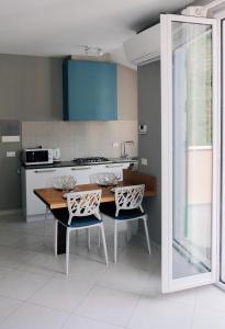 a kitchen with a wooden table and two chairs at Il Bordone - appartamento con vista mare in Manarola