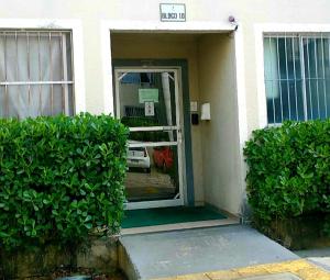 una puerta a una casa con un coche en ella en Apartamento compacto, en Natal
