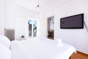 Una cama o camas en una habitación de Loft Apt with Acropolis View