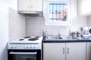 Una cocina o cocineta en Loft Apt with Acropolis View