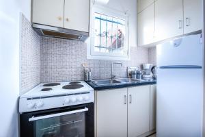 Una cocina o cocineta en Loft Apt with Acropolis View