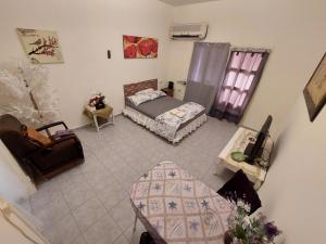 an overhead view of a bedroom with a bed and a table at Modern Studio Central Haifa Free WiFi דירת נופש מאובזרת בחיפה in Haifa