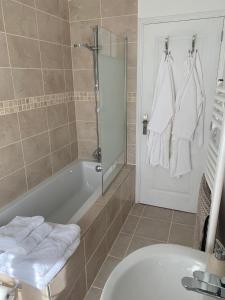 a bathroom with a tub and a sink and a shower at La Petite Ecurie in Saint-Yrieix-la-Perche