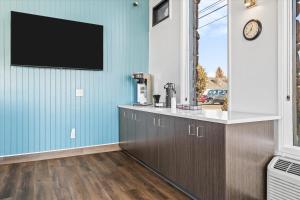 Kuchyň nebo kuchyňský kout v ubytování Bend Inn & Suites