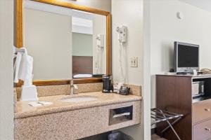 TV a/nebo společenská místnost v ubytování Bend Inn & Suites + 20 fotografií
