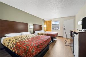 Postel nebo postele na pokoji v ubytování Bend Inn & Suites
