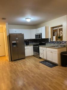 Kitchen o kitchenette sa Lovely 2 bedroom house plus a dent with private pool