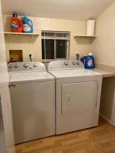 Kitchen o kitchenette sa Lovely 2 bedroom house plus a dent with private pool