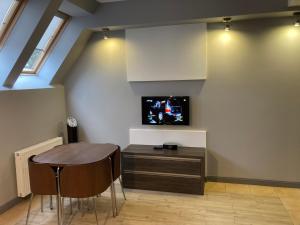 TV a/nebo společenská místnost v ubytování Apartament Giżycko