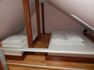 2 stapelbedden in een kamer met een trap bij Apartament Giżycko in Giżycko