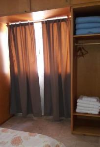 a closet with curtains and towels in a room at Departamento San Rafael - Sobre Paseo Chile in San Rafael