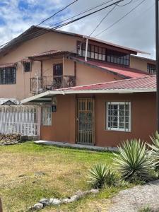 una casa con un cortile davanti di Casa Mia Volcan a Volcán