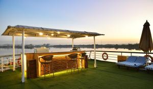 een bar op het dek van een boot bij Nile Treasure Cruise - 4 or 7 Nights From Luxor each Saturday and 3 or 7 Nights From Aswan each Wednesday in Luxor