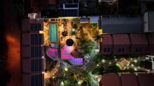 una vista aérea de una ciudad por la noche en Marruá Hotel, en Bonito