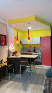 ラスパルマス・デ・グランカナリアにあるCasa a Medida - Smart Home - Canterasの黄色と赤の壁のキッチン、テーブルと椅子