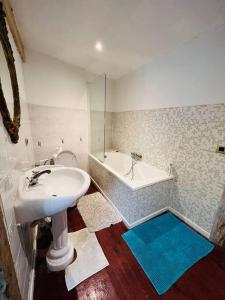 y baño con lavabo y bañera. en Chateau d'Humieres holiday cottage, en Humières