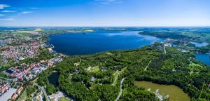 una vista aérea de una ciudad y un lago en Apartament Giżycko, en Giżycko