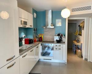 Kuchnia lub aneks kuchenny w obiekcie 21 - Très agréable rdc avec terrasse et parking