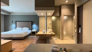 Habitación de hotel con cama y baño en Ramada by Wyndham Mexico City Santa Fe, en Ciudad de México