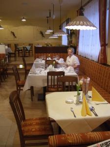 A restaurant or other place to eat at Hotel-Garni Martinek