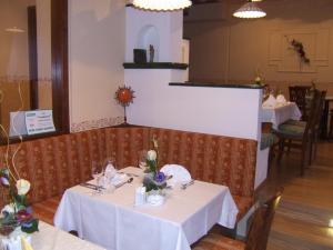 A restaurant or other place to eat at Hotel-Garni Martinek