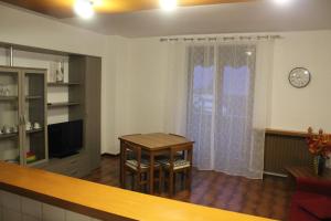 Una sala de estar con una mesa y un televisor. en Casa Criss, en Lovere