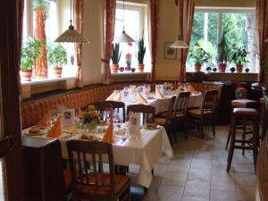 A restaurant or other place to eat at Hotel-Garni Martinek