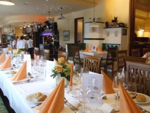 A restaurant or other place to eat at Hotel-Garni Martinek