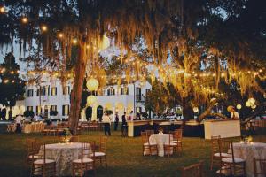 杰基尔岛Jekyll Island Club Resort的树下一组桌椅,有灯 更多37张照片
