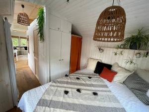 Tempat tidur dalam kamar di Tiny House Ostsee # Naturwerk