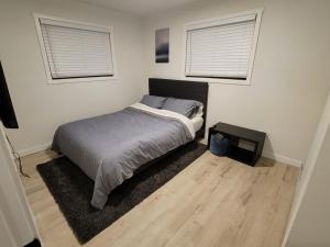 Un pat sau paturi într-o cameră la The NW Olympic Retreat