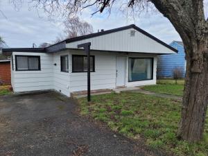 uma casa branca com uma árvore em frente em The NW Olympic Retreat em Port Angeles