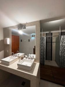 La salle de bains est pourvue de 2 lavabos et d'un grand miroir. dans l'établissement Lounge BA, à Buenos Aires