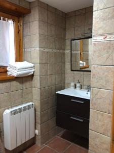 y baño con lavabo y espejo. en Apartamentos Ca de Marti, en Bohí