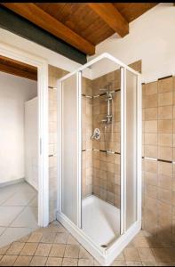 een douche met een glazen deur in de badkamer bij La camera di cavazzona in Cavazzona