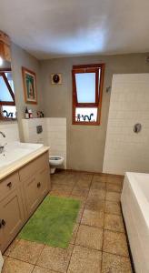 łazienka z umywalką, wanną i toaletą w obiekcie עין הוד בית בטבע עם בריכה שקט נוף מדהים להר ואדי והים w mieście En Hod