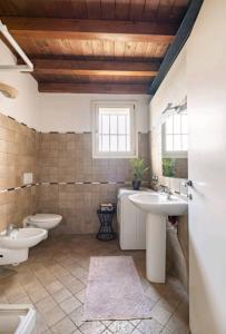 een badkamer met 2 wastafels en 2 toiletten bij La camera di cavazzona in Cavazzona