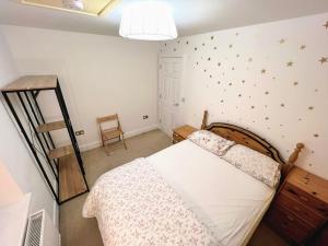 Gold Penthouse - Near Basingstoke hospital 2min 객실 침대