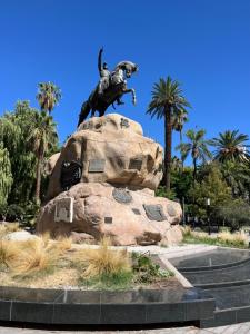 una estatua de un hombre montando un caballo en una roca en Departamentos del Sol para 4 personas Reciclado a Nuevo en Mendoza