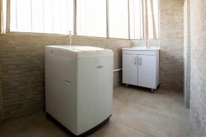 ボゴタにあるApartamento Zona Corferiasの窓付きの客室で、小さな白い冷蔵庫が備わります。