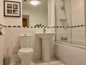 Ένα μπάνιο στο Lovely 2 bed Ground floor flat with free Parking